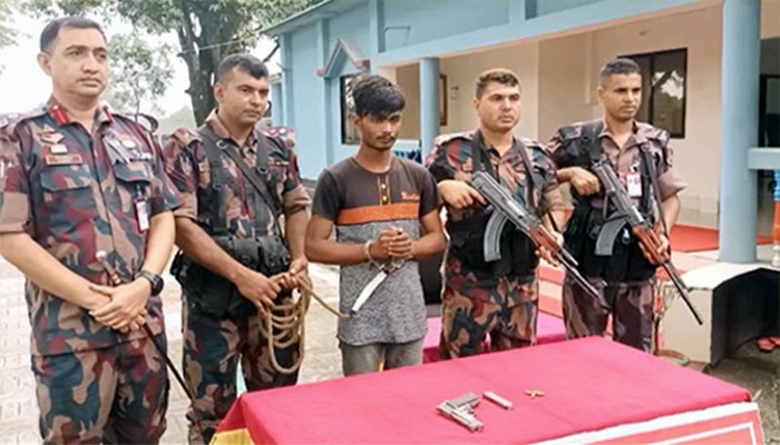 সোনামসজিদ সীমান্তে অস্ত্র-গুলি- এক যুবক গ্রেফতার