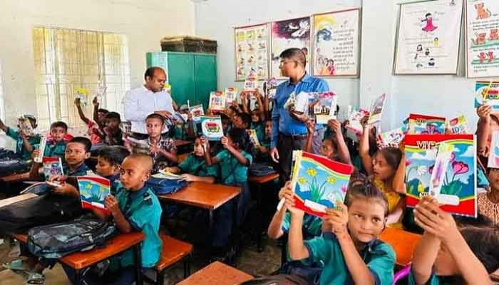 সাপাহার ওড়নপুর সরকারি প্রাথমিক বিদ্যালয় পরিদর্শন ও শিক্ষা উপকরণ বিতরণ