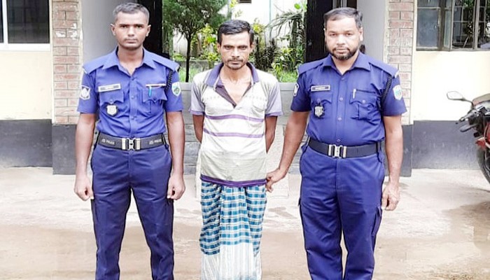 রাণীনগরে চোলাইমদসহ একজন আটক
