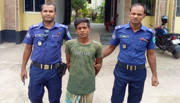 রাণীনগরে চুরি করে পালানোর সময় সয়াবিন তেলসহ যুবক আটক