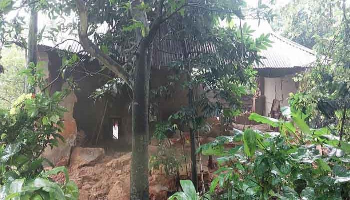 গাজীপুরে মাটির ঘরের দেয়াল ধসে স্বামী-স্ত্রী নিহত