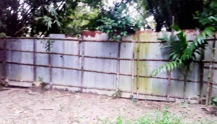 গাবতলীতে জমিজমা দন্ডে রাস্তায় বেড়া