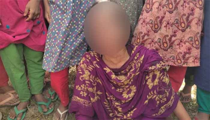 পরকীয়া প্রেমিকের বাড়িতে নারীর অনশন