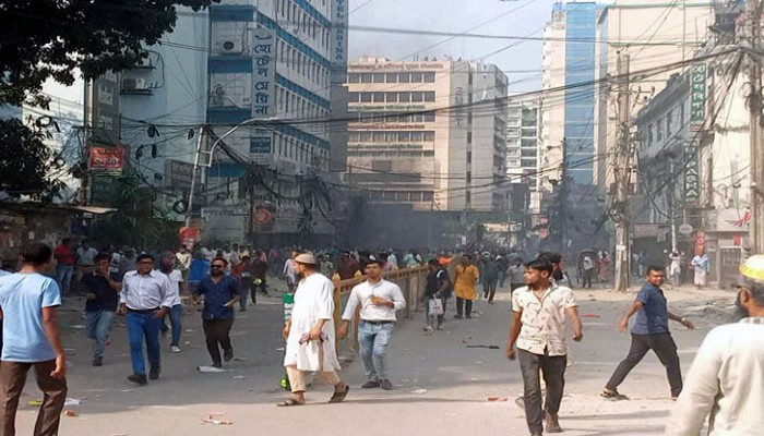 কাকরাইলে পুলিশ-বিএনপি সংঘর্ষ, গাড়ি ভাঙচুর