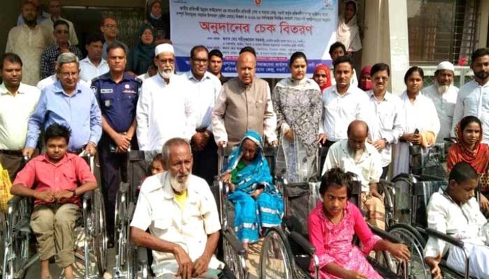 পত্নীতলায় সমাজ সেবা অধিদপ্তরের অনুদানের চেক বিতরন