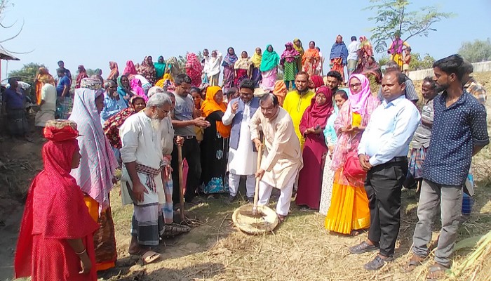 রাণীনগরে কর্মসৃজন কর্মসূচী কাজের উদ্বোধন