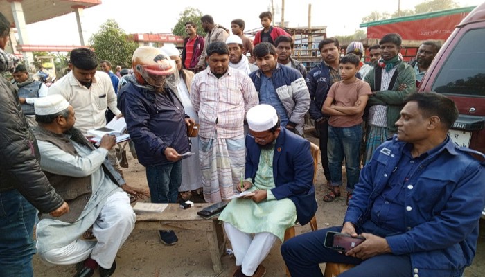 সাপাহারে মোবাইল কোর্ট অভিযানে মোটরসাইকেল চালকের জরিমানা