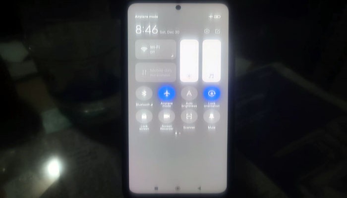 বিমানে উঠলে কেন ফোন ফ্লাইট মোডে রাখতে বলা হয়