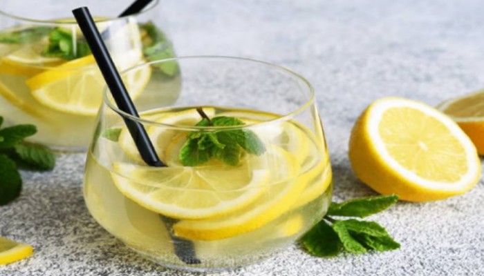ঠান্ডা আবহাওয়ায় লেবুর পানি পান করা উপকারী