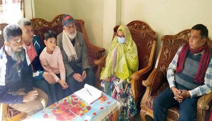 আর্থিক সহায়তা প্রদান কারাবন্দী পরিবারের পাশে সাবেক এমপি লালু