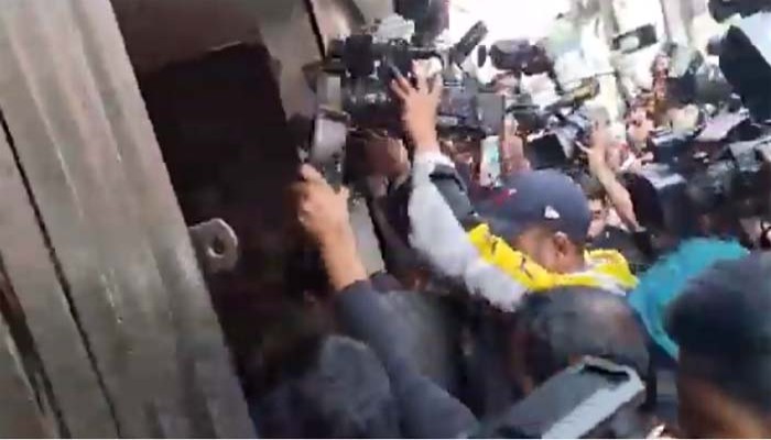তালা ভেঙে কার্যালয়ে প্রবেশ করলেন বিএনপি নেতাকর্মীরা