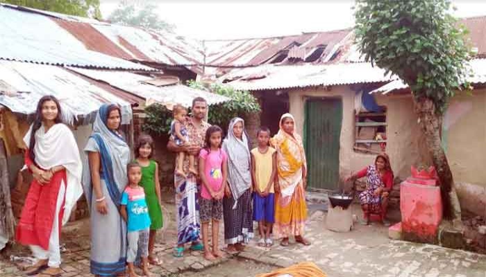 আত্রাইয়ে হরিজনদের যেন কষ্টের শেষ নেই!