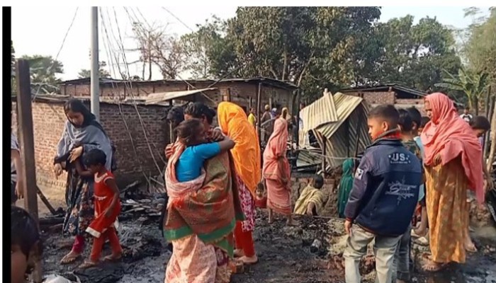নওগাঁয় ভয়াবহ অগ্নিকাণ্ডে খোলা আকাশের নিচে ১৯ টি পরিবার