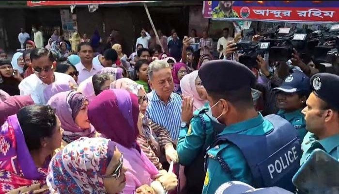 পুলিশি বাধায় নারী দিবসে র‌্যালি করতে পারেনি মহিলা দল