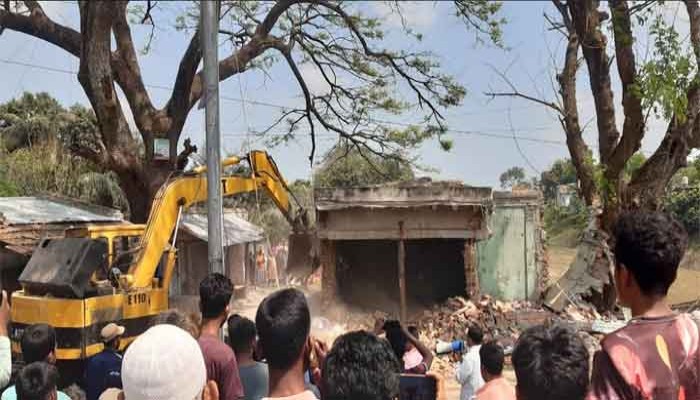 আত্রাইয়ে ভ্রাম্যমান আদালতের অভিযানে অর্ধশত স্থাপনা উচ্ছেদ