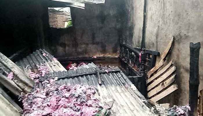 সাপাহারে আগুন লেগে বাড়ি পুড়ে নিঃস্ব দরিদ্র পরিবার