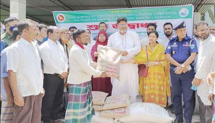 রাণীনগরে বিনামূল্যে সার-বীজ বিতরণের উদ্বোধন