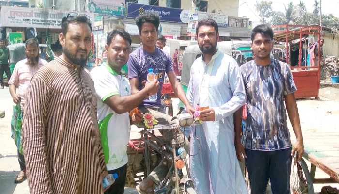 রাণীনগরে তীব্র গরমে বিশুদ্ধ পানি ও স্যালাইন বিতরণ