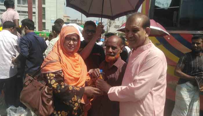 সাপাহার সদর ইউনিয়ন পরিষদের উদ্যোগে পানি ও স্যালাইন বিরতণ