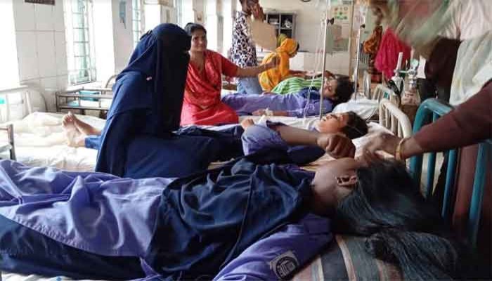 অসুস্থ্য হয়ে স্কুল থেকে হাসপাতালে ভর্তি চার শিক্ষার্থী