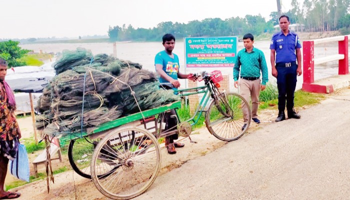 আত্রাইয়ে দুই হাজার মিটার নিষিদ্ধ রিং জাল জব্দ করে ভস্মিভূত