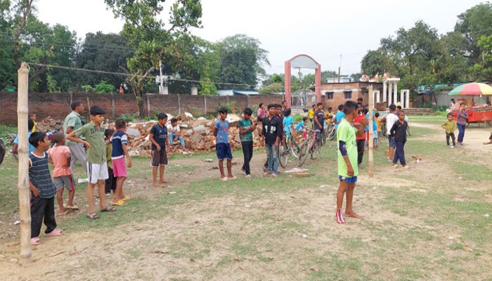 রাণীশংকৈলে রশি দিয়ে গোলপোস্ট বানিয়ে বঙ্গবন্ধু গোল্ডকাপ ফুটবল টুর্নামেন্ট