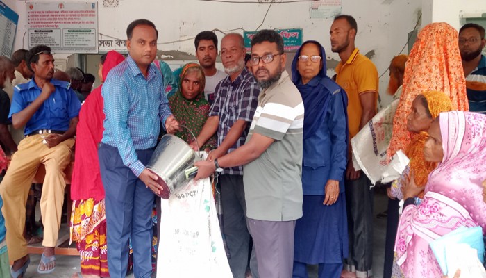 রাণীনগরে ঈদুল আজহা উপলক্ষে ভিজিএফএর চাল বিতরণ