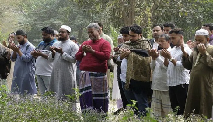 জুলাই গণ–অভ্যুত্থানে শহীদদের কবর জিয়ারত করলেন তথ্য উপদেষ্টা