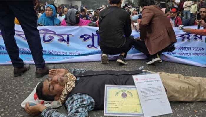 পুনর্বহালের দাবিতে সচিবালয়ে চাকরিচ্যুত পুলিশ সদস্যরা