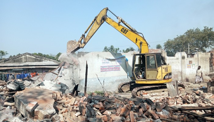 রাণীনগরে অর্ধশত অবৈধ স্থাপনা উচ্ছেদ
