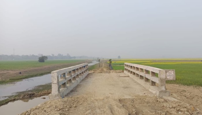আঠারো লক্ষ টাকায় নির্মিত ব্রিজ অচল হয়ে পড়ে রয়েছে,আসছেনা কোন কাজে