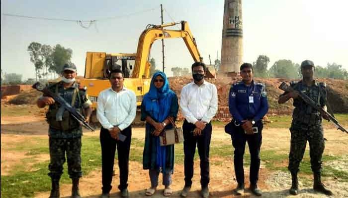 পত্নীতলায় অবৈধ ইটভাটায় ভ্রাম্যমান আদালতে অভিযান
