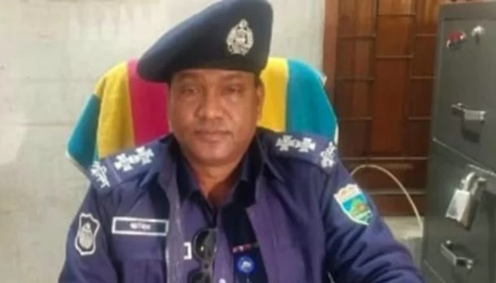 নারীর কাছ থেকে ‘ঘুষের টাকা’ কেড়ে নিলেন এসআই