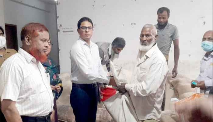 লালপুরে ভিজিএফের চাউল বিতরণ