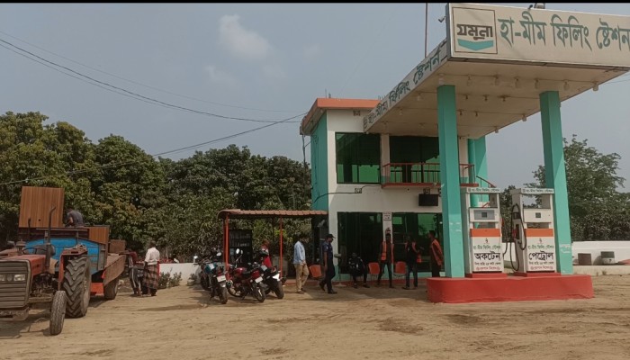 নওগাঁয় দুই মাস বাড়ি ভাড়া দিতে না পারায় বাড়ির মালামাল লুট