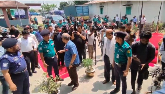স্বরাষ্ট্র উপদেষ্টা লাল গালিচা দেখে ক্ষোভ ঝাড়লেন