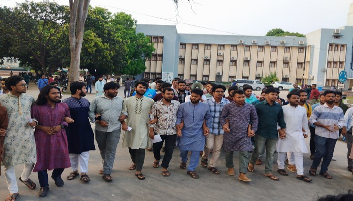 আওয়ামী লীগ নিষিদ্ধের দাবি জানিয়ে রাবিতে বিক্ষোভ