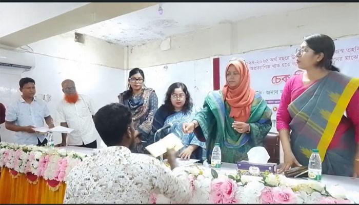 মোহনপুর উপজেলার বিভিন্ন দপ্তর পরিদর্শন, প্রতিবন্ধীদের চেক বিতরণ করেন জেলা প্রশাসক