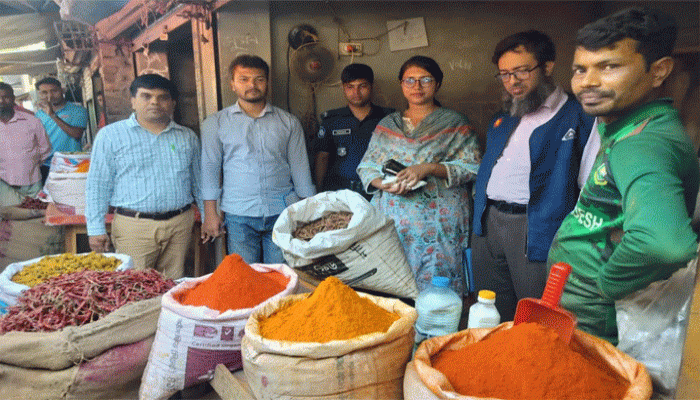 কেশরহাটে বিএসটিআই’র অভিযানে পঁচা মরিচ, জেভাল ও নকল শিশুখাদ্য, আচার এবং কসমেটিকস জব্দ ও জরিমানা