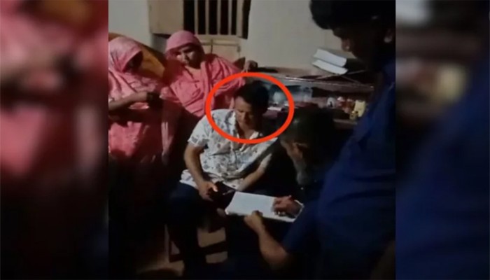 বগুড়ার সান্তাহারে বিয়ে করতে রাজি নন, তবুও প্রেমিকার বাড়িতে খাদ্য কর্মকর্তা