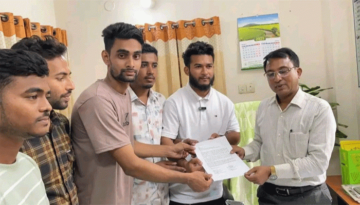 বিদ্যুৎ বিভ্রাটে অতিষ্ঠ সুবর্ণচরে হাজারো পরীক্ষার্থী, ছাত্রদলের পক্ষ থেকে বিদ্যুৎ অফিসে স্মারকলিপি
