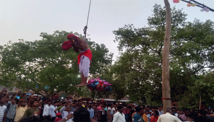 রাণীনগরের মাধাইমুড়ি গ্রামে ঐতিহ্যবাহী চরক পূজা ও মেলা অনুষ্ঠিত