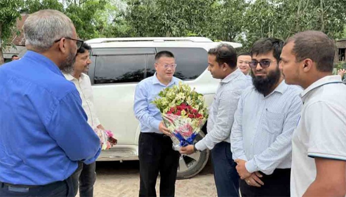 চাঁপাইনবাবগঞ্জের নাচোলে আমবাগান পরিদর্শন করলেন চীনা রাষ্ট্রদূত