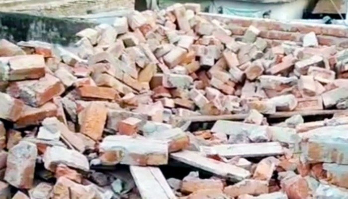 কেশরহাটের সরকারি জায়গায় ঝুঁকিপূর্ণ ঘর উচ্ছেদ