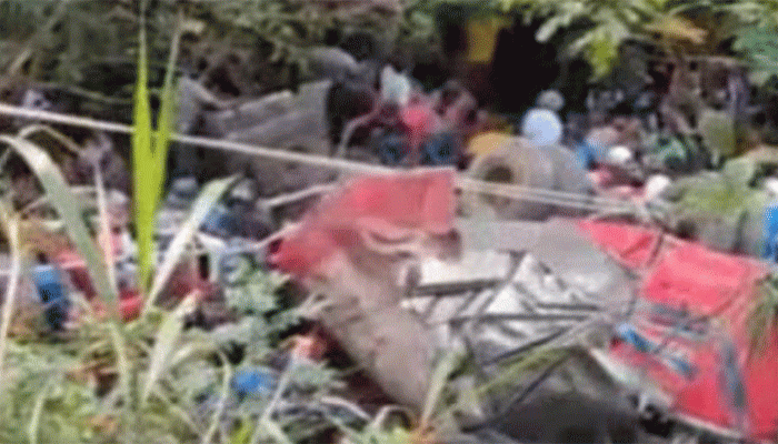শ্রীলঙ্কায় পাহাড় থেকে খাদে পড়ল পুণ্যার্থীবোঝাই বাস, মৃত ১৫