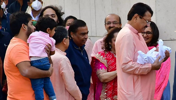 রাজকীয় ঢঙে নাতি-নাতনিকে বরণ, ৩০০ কেজি স্বর্ণ দান করবেন আম্বানি