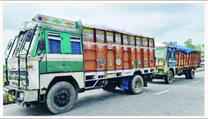 বাংলাবান্ধা স্থলবন্দরে : ভারত থেকে পাথর আমদানি শুরু