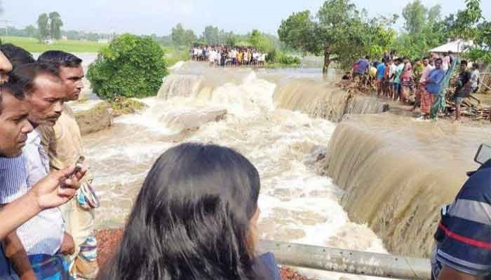 রাণীনগর ও আত্রাই বেড়িবাঁধ ভেঙ্গে প্লাবিত: পানিবন্দি হয়ে পরেছে প্রায় দেড় হাজার পরিবার