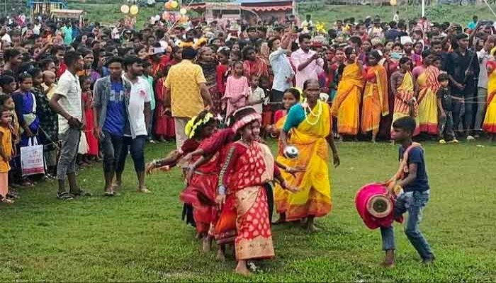 পত্নীতলায় আদবিাসীদরে ঐতিহ্যবাহী কারাম উৎসব পালতি