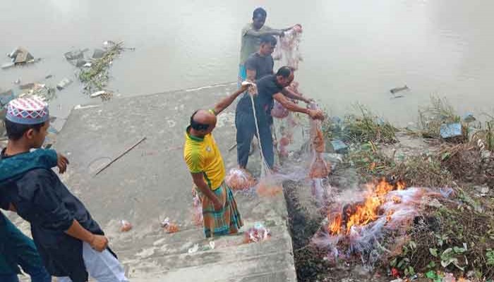 পত্নীতলায় মৎস্য অধিদপ্তরের অভিযানে যাটকা ইলিশ সহ অবৈধ কারেন্ট জাল আটক